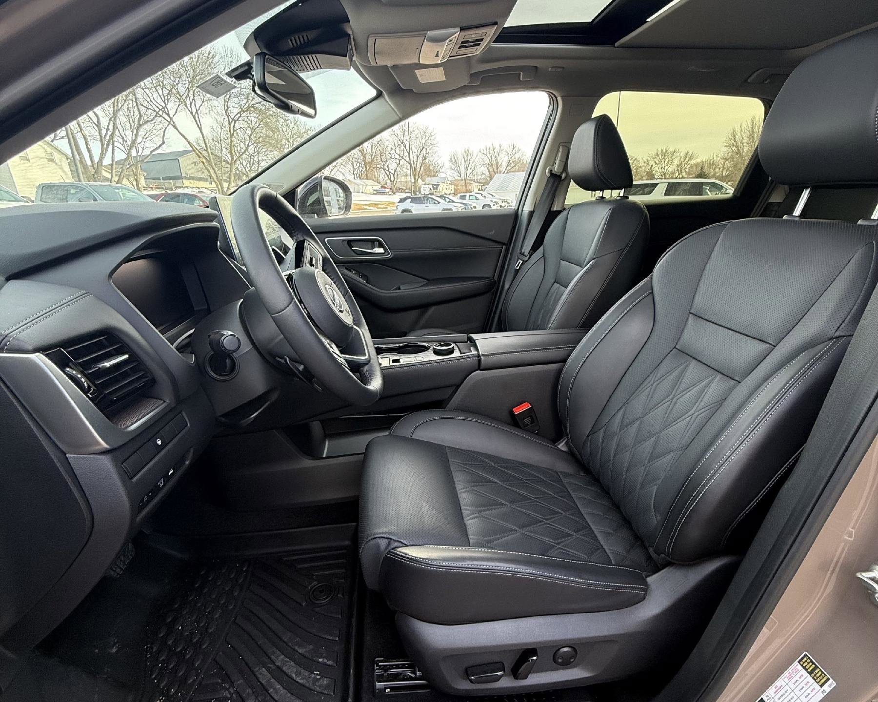 Used 2024 Nissan Rogue Platinum image 6