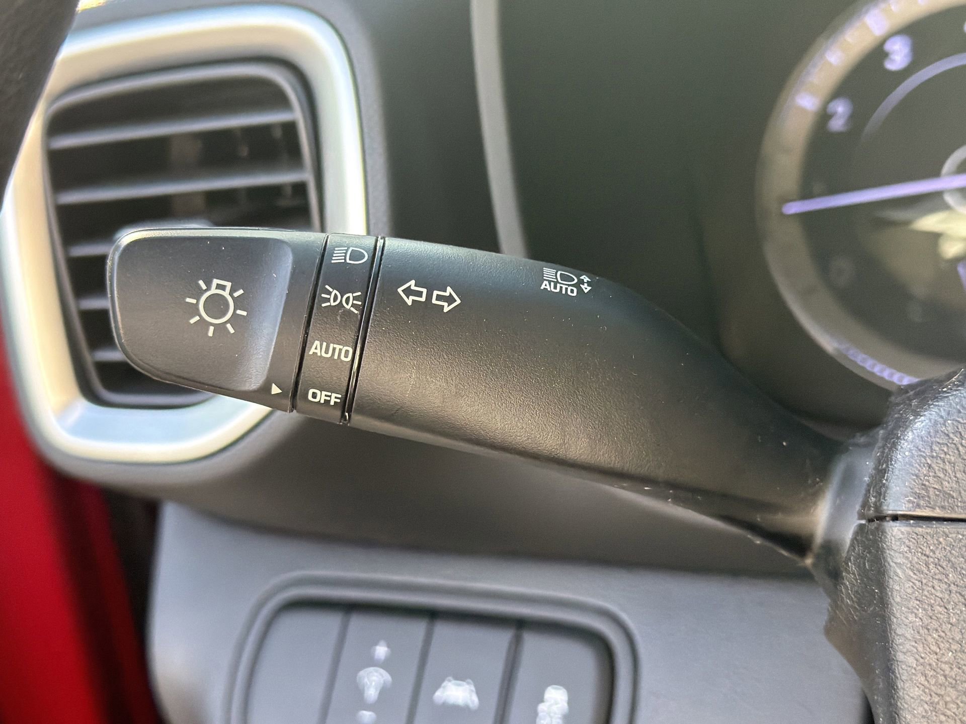 Used 2020 Hyundai Venue SE image 12