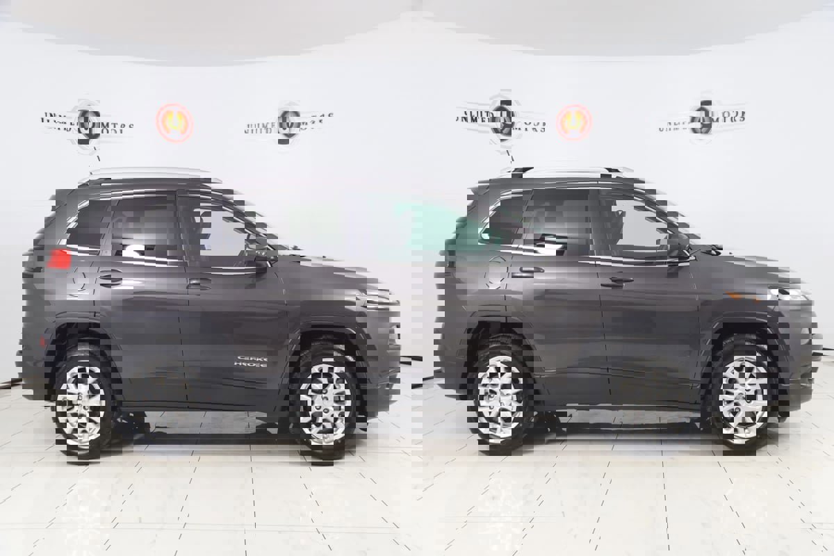 Used 2018 Jeep Cherokee Latitude Plus w/ Cold Weather Group FWD image 2