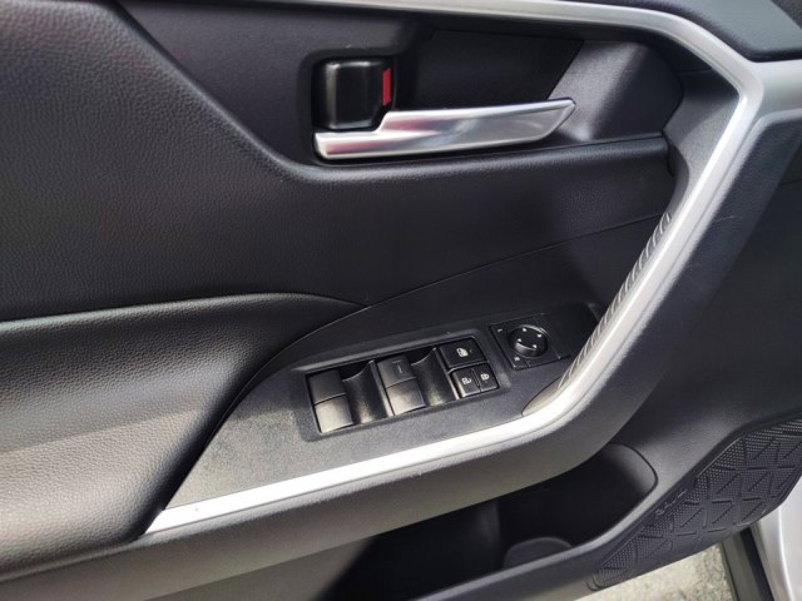 Used 2021 Toyota RAV4 XLE Premium image 20