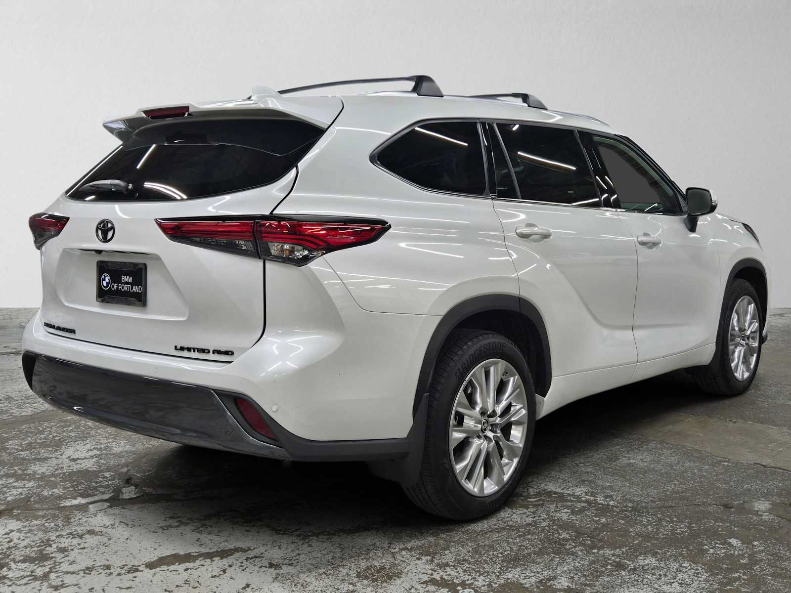 Used 2022 Toyota Highlander Limited AWD/4WD image 3