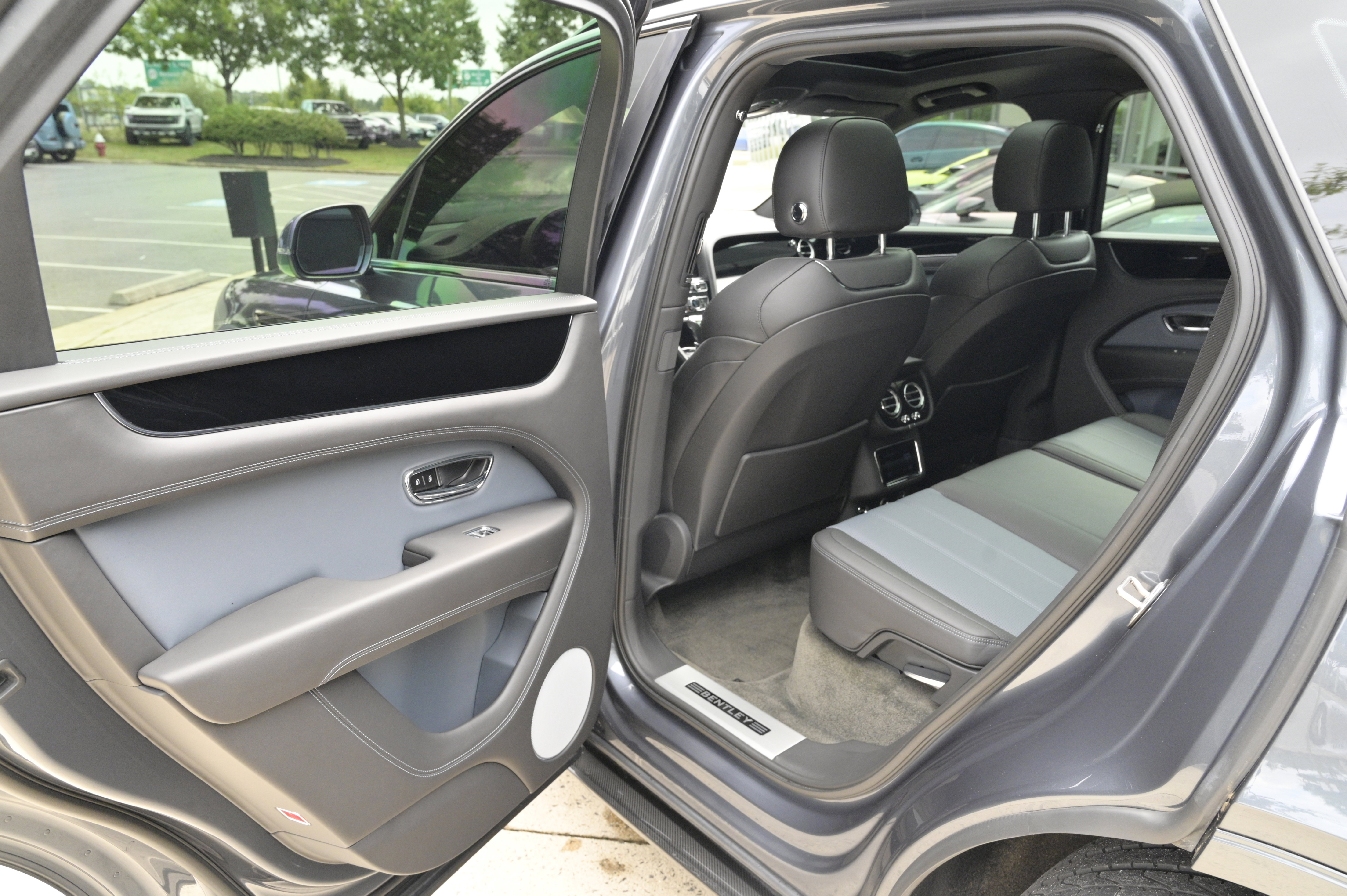Used 2021 Bentley Bentayga AWD/4WD image 35