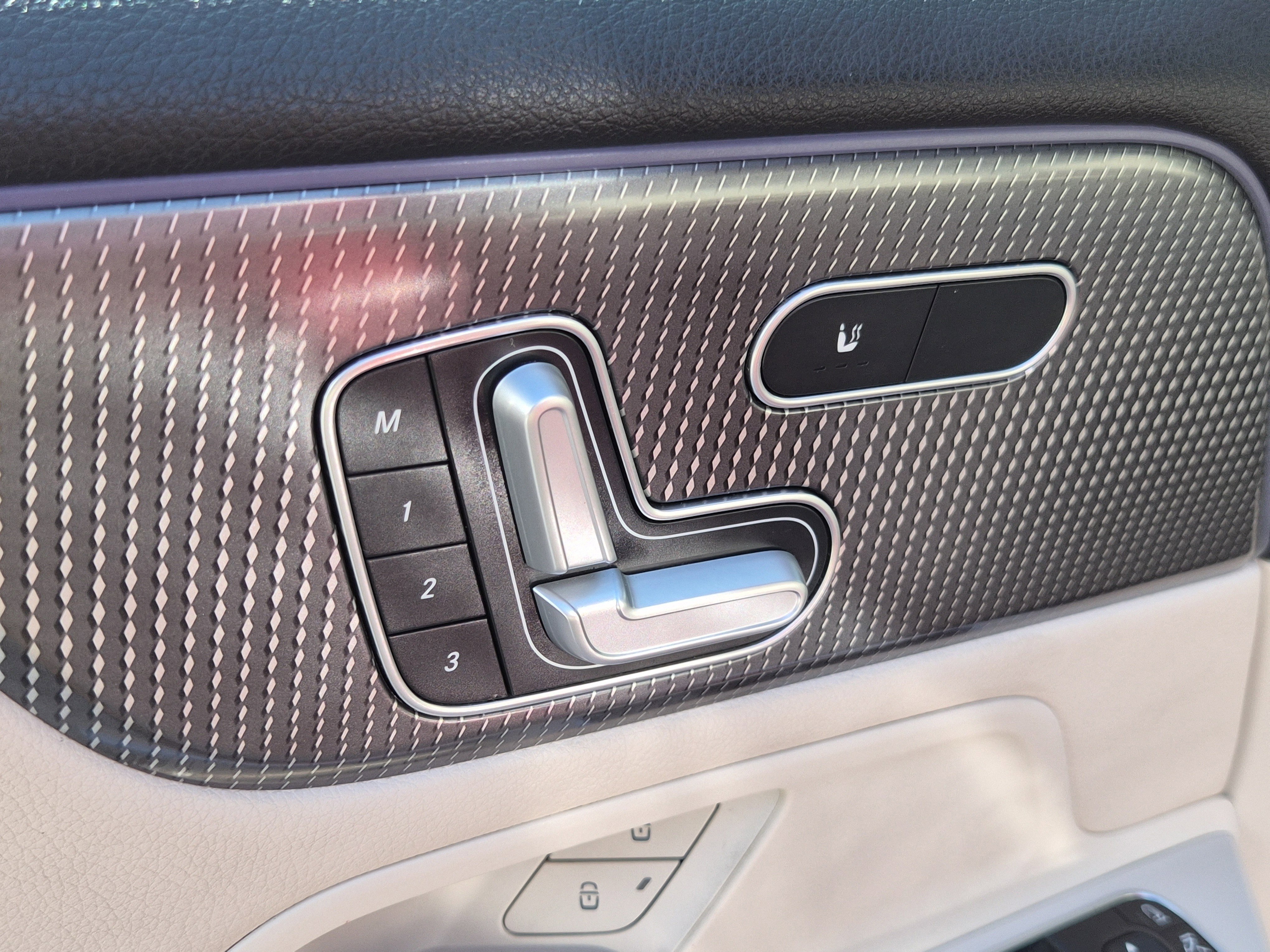 Used 2021 Mercedes-Benz GLB 250 4MATIC w/ Premium Package image 23