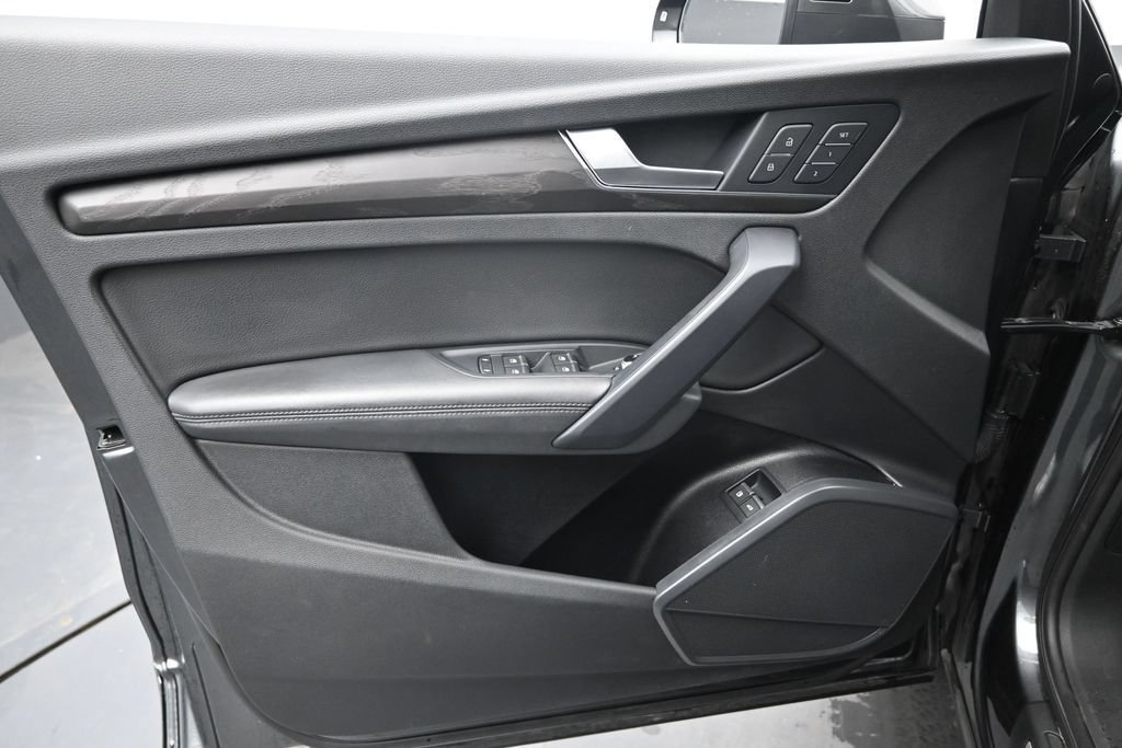 Used 2020 Audi Q5 e Premium Plus w/ Premium Plus Package AWD/4WD image 28