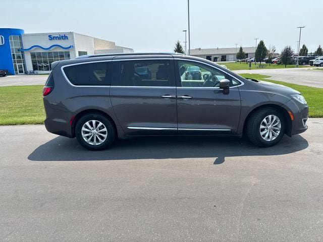 Used 2019 Chrysler Pacifica Touring-L FWD image 3
