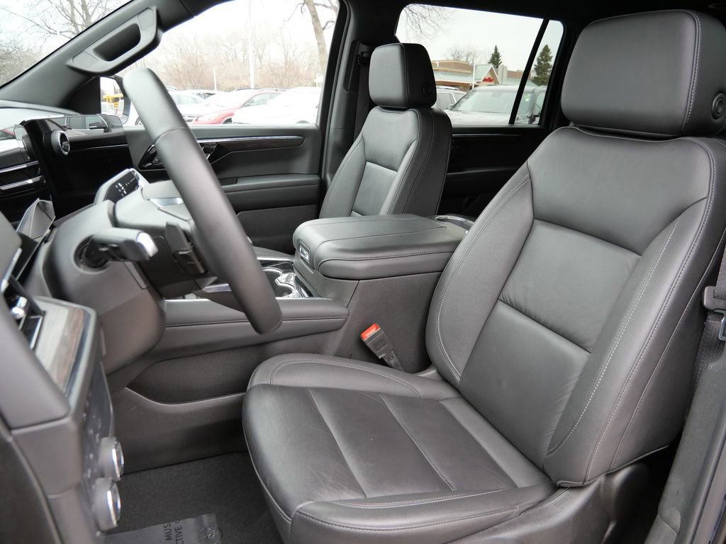 Used 2025 Chevrolet Suburban Z71 image 33
