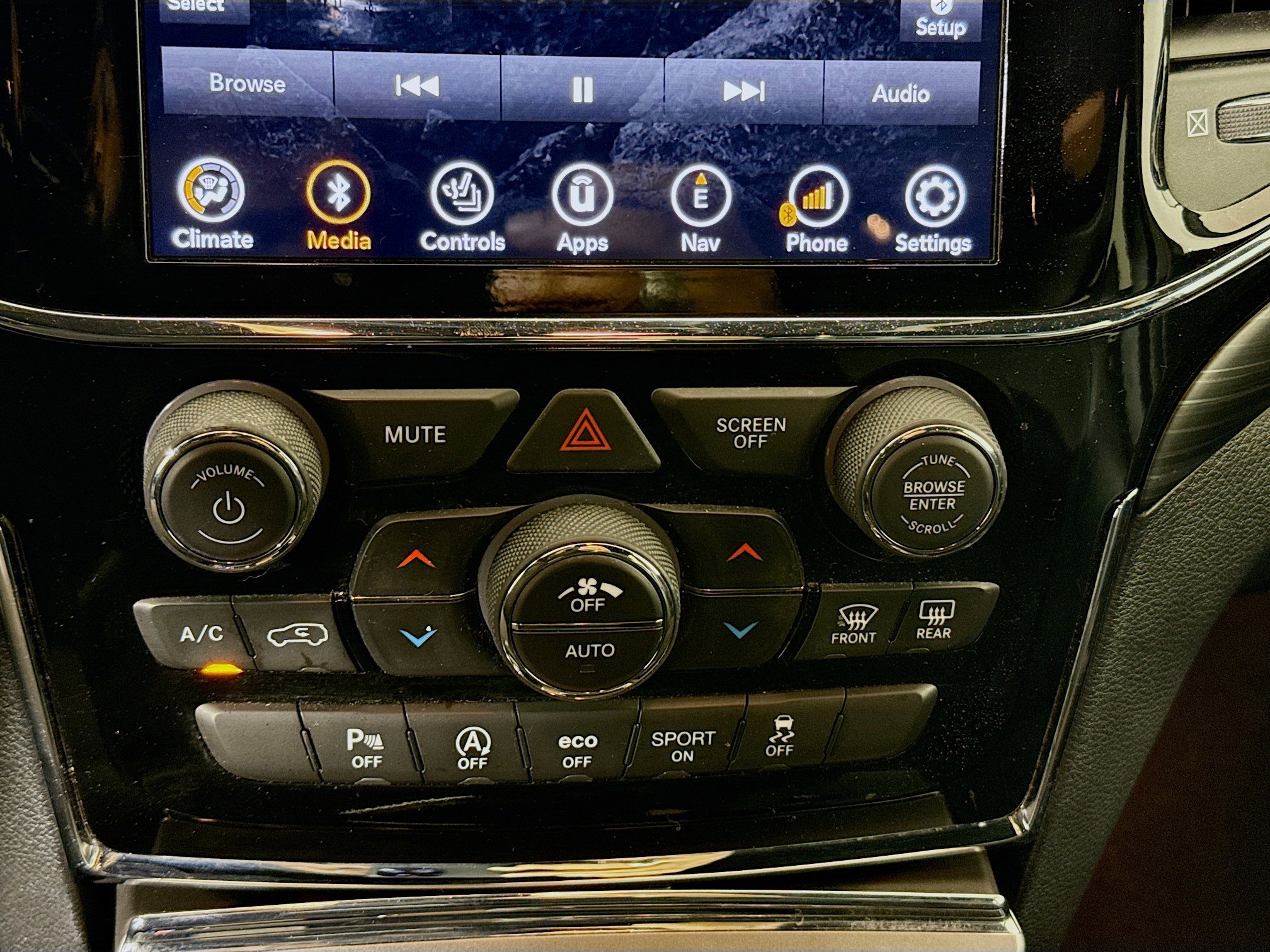 Used 2020 Jeep Grand Cherokee Altitude image 17