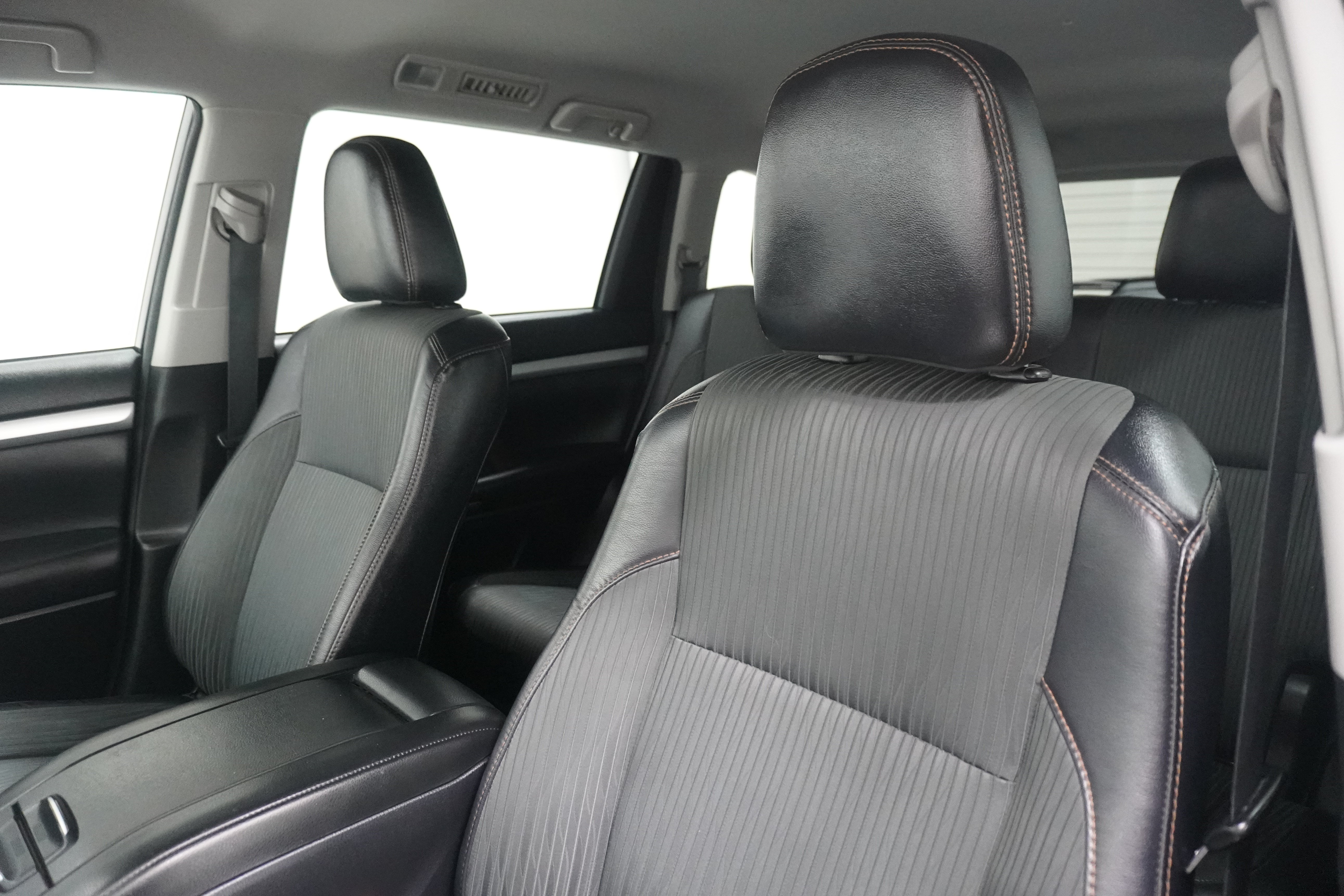 Used 2018 Toyota Highlander Plus FWD image 11