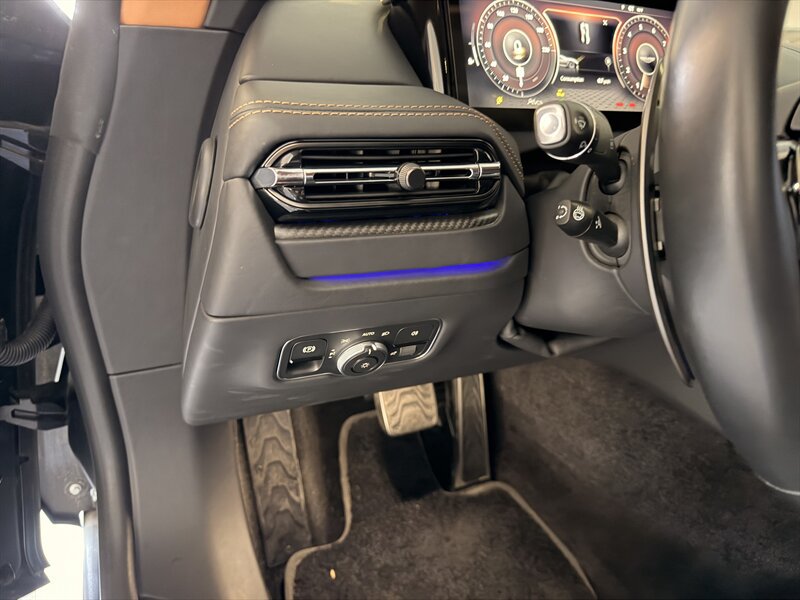 Used 2024 Aston Martin DB12 Coupe RWD image 21
