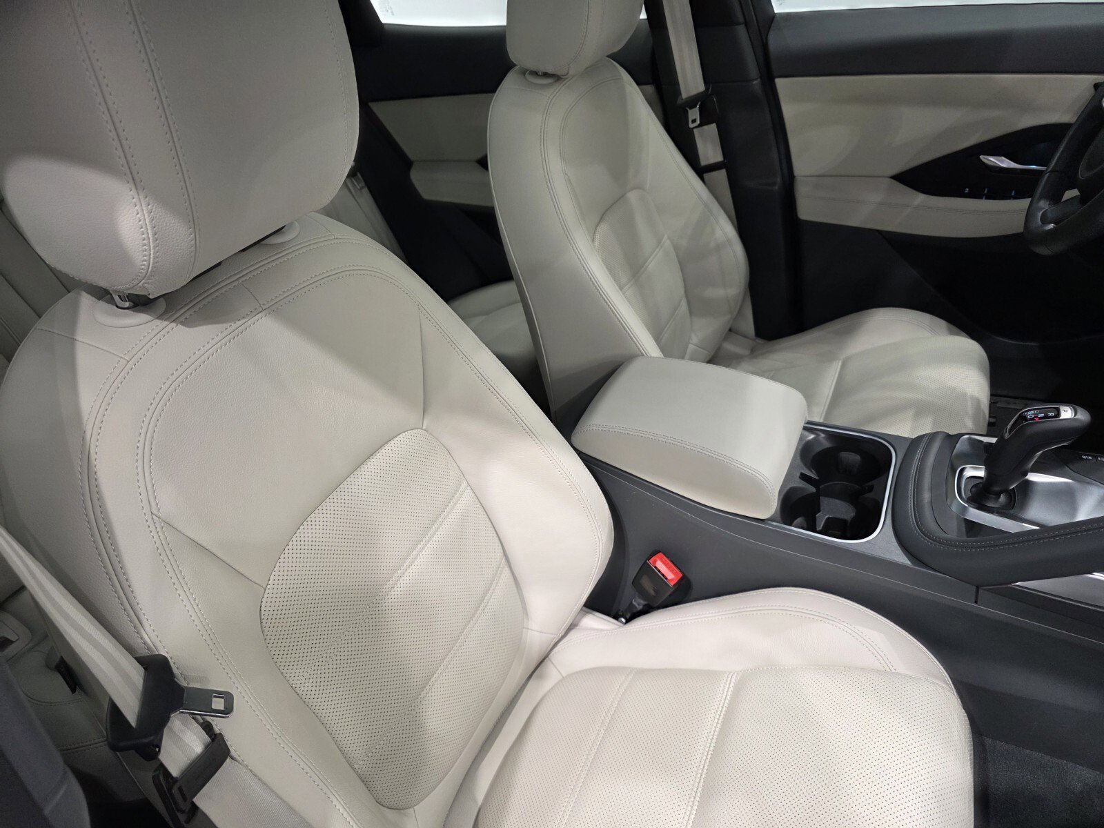 Used 2020 Jaguar E-PACE SE image 20