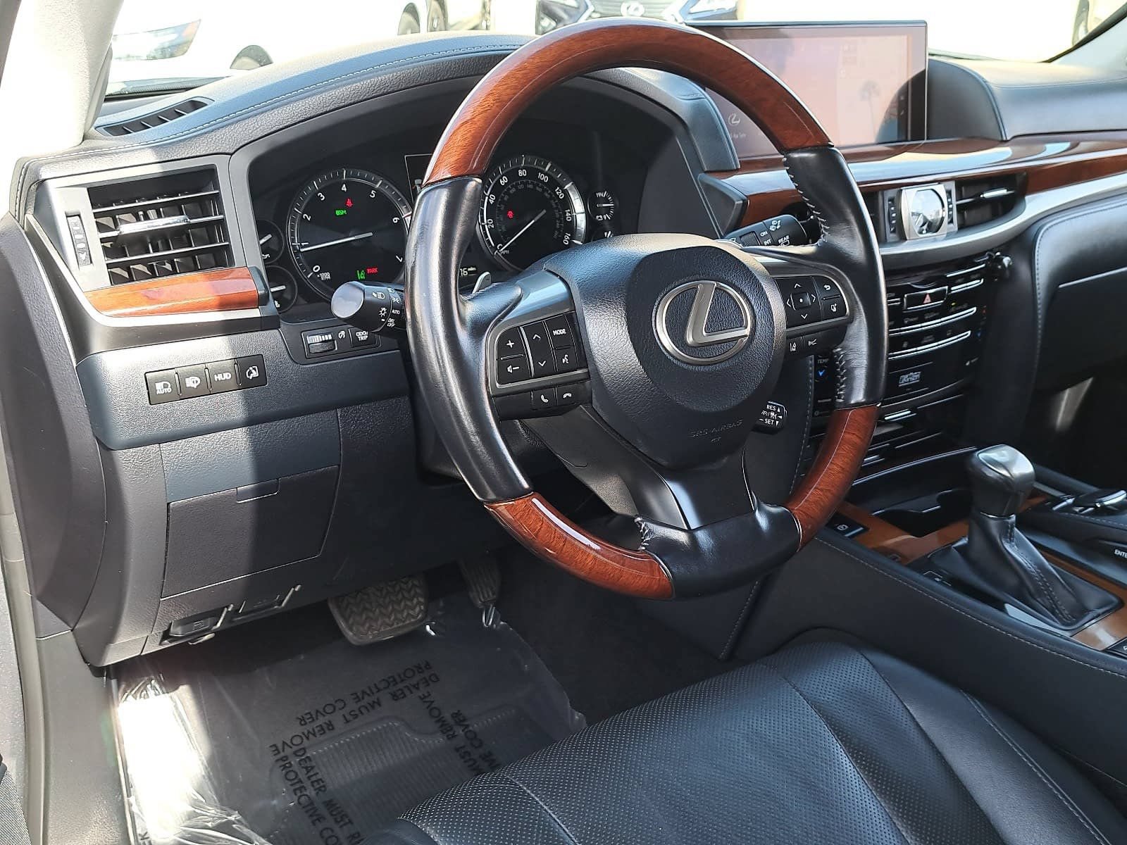 Used 2019 Lexus LX 570 4WD w/ Luxury Package image 18