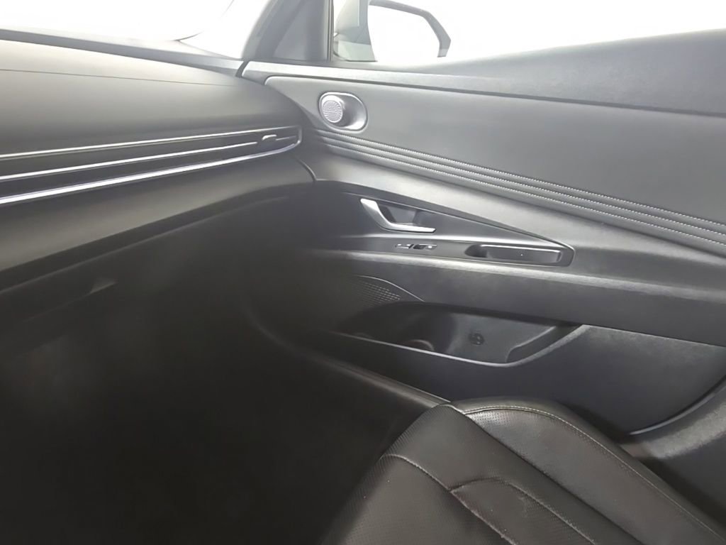Used 2022 Hyundai Elantra Limited image 26