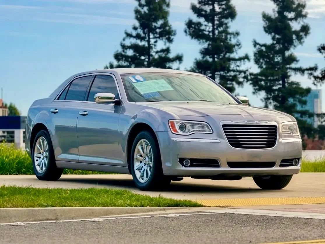 Used 2014 Chrysler 300 C RWD image 1