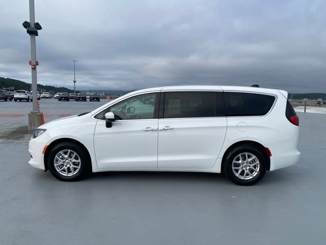 Used 2022 Chrysler Voyager LX FWD image 5
