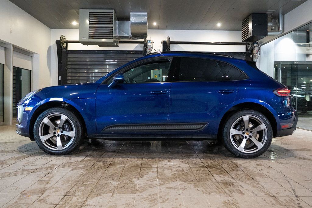 Certified 2025 Porsche Macan image 2
