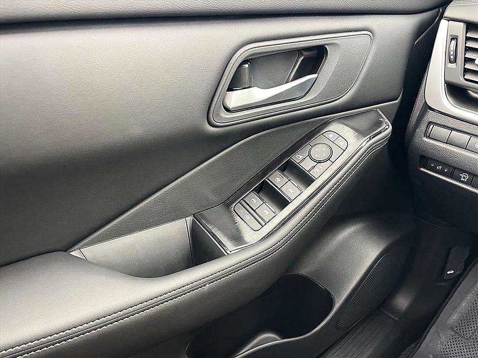 Certified 2026 Nissan Rogue SV FWD image 21