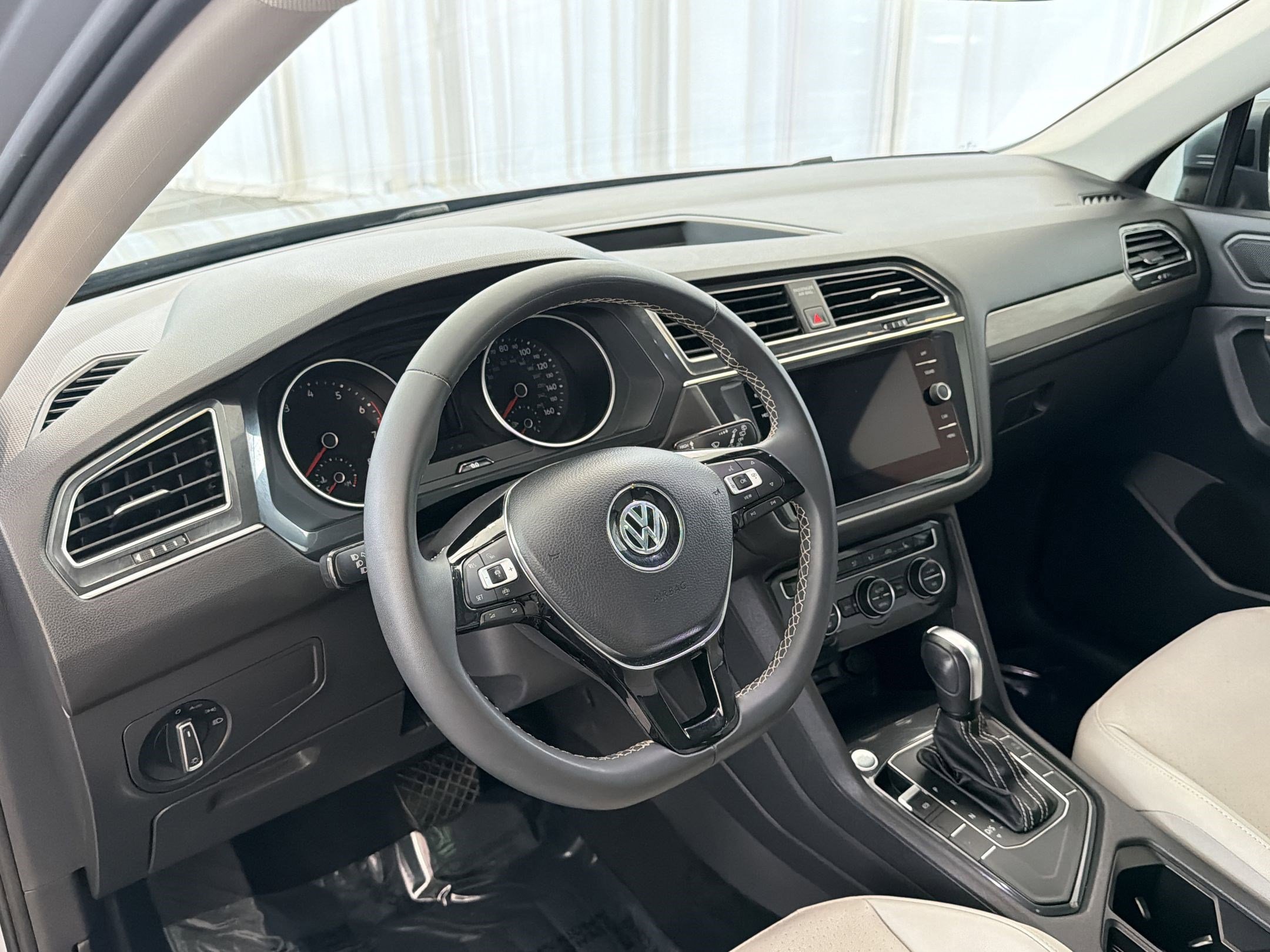 Used 2021 Volkswagen Tiguan SE w/ Panoramic Sunroof Package image 4