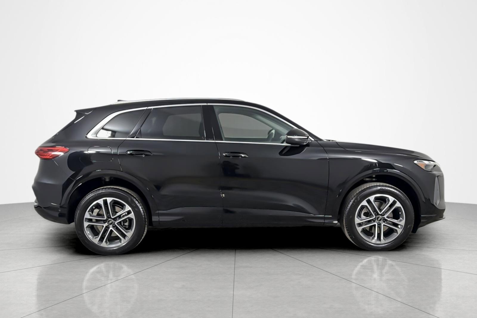 Used 2025 Audi Q5 Premium w/ Convenience Package image 6