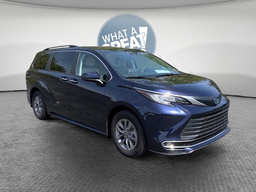 Used 2023 Toyota Sienna XLE w/ XLE Plus Package FWD image 1