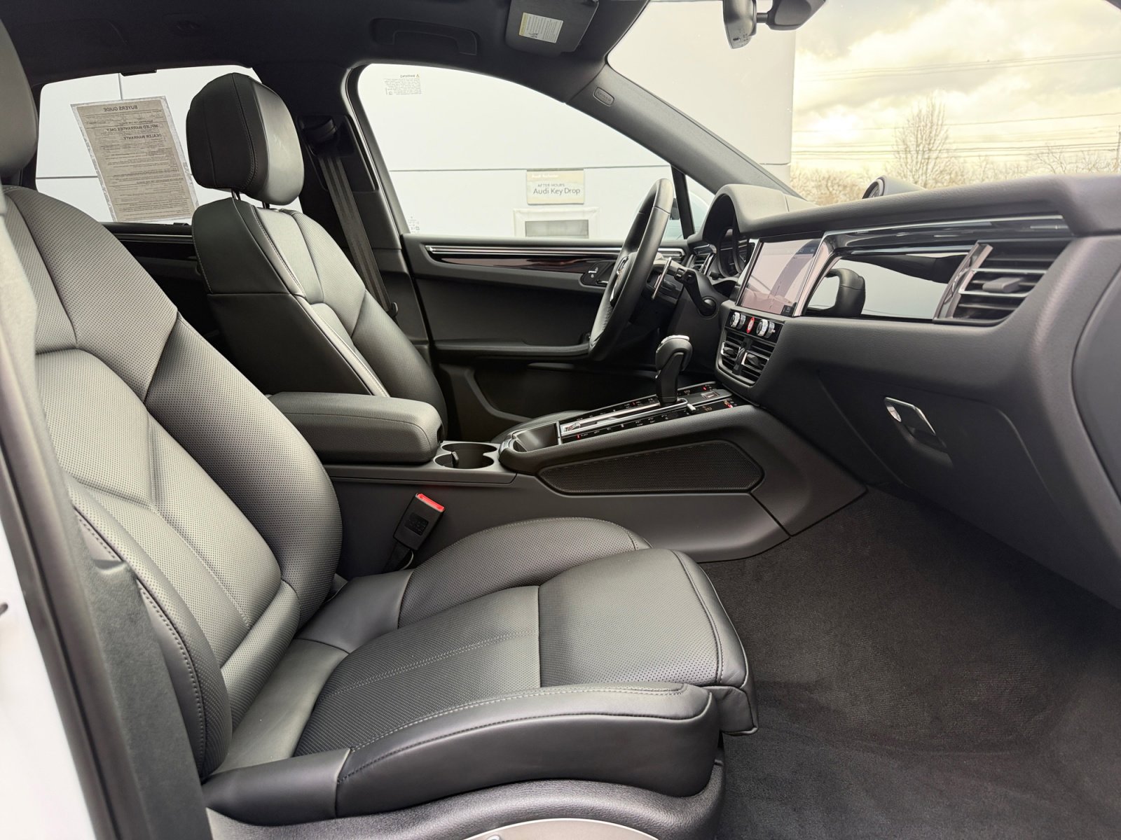 Certified 2025 Porsche Macan AWD/4WD image 23