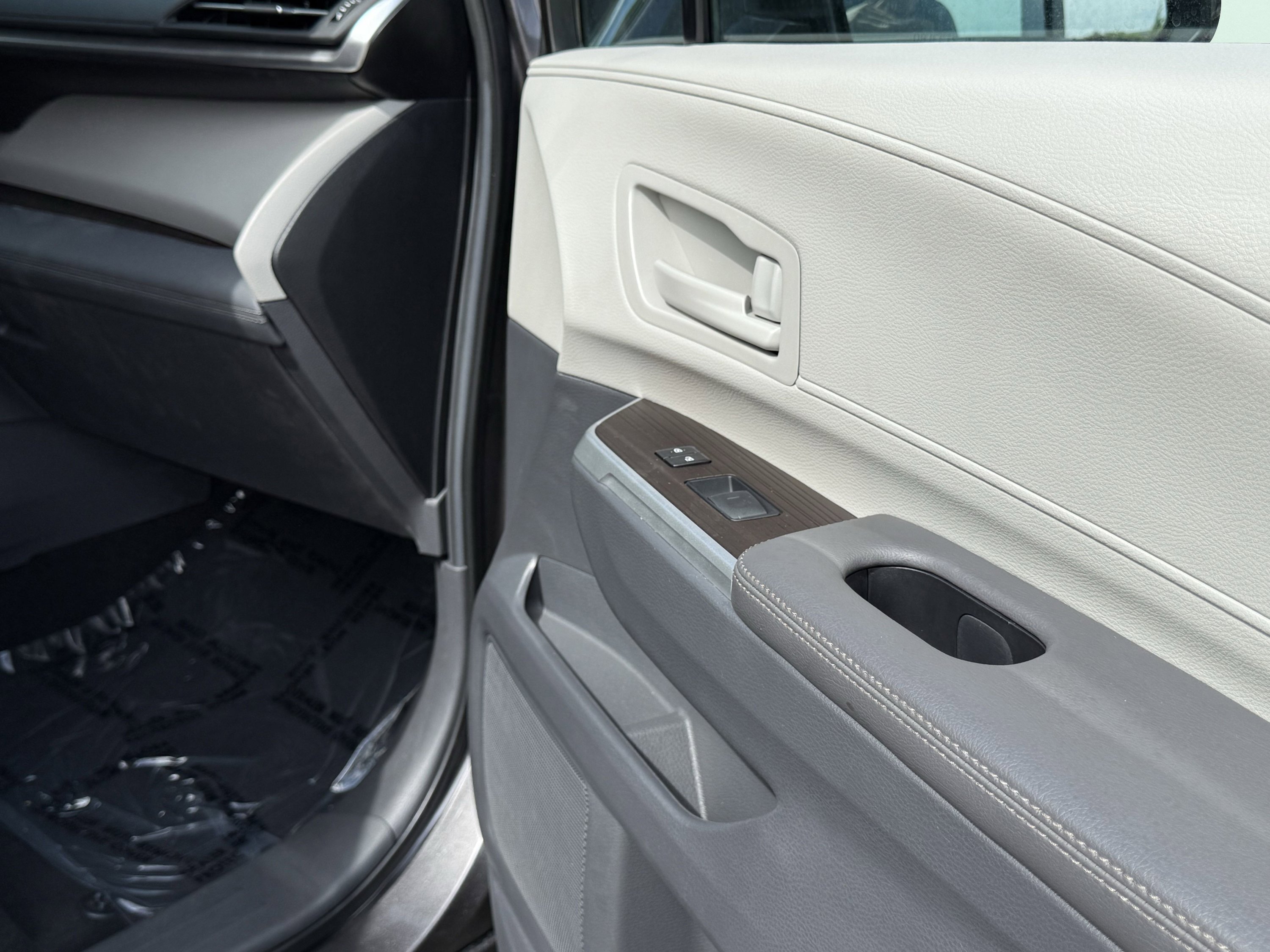 Used 2024 Toyota Sienna LE image 47