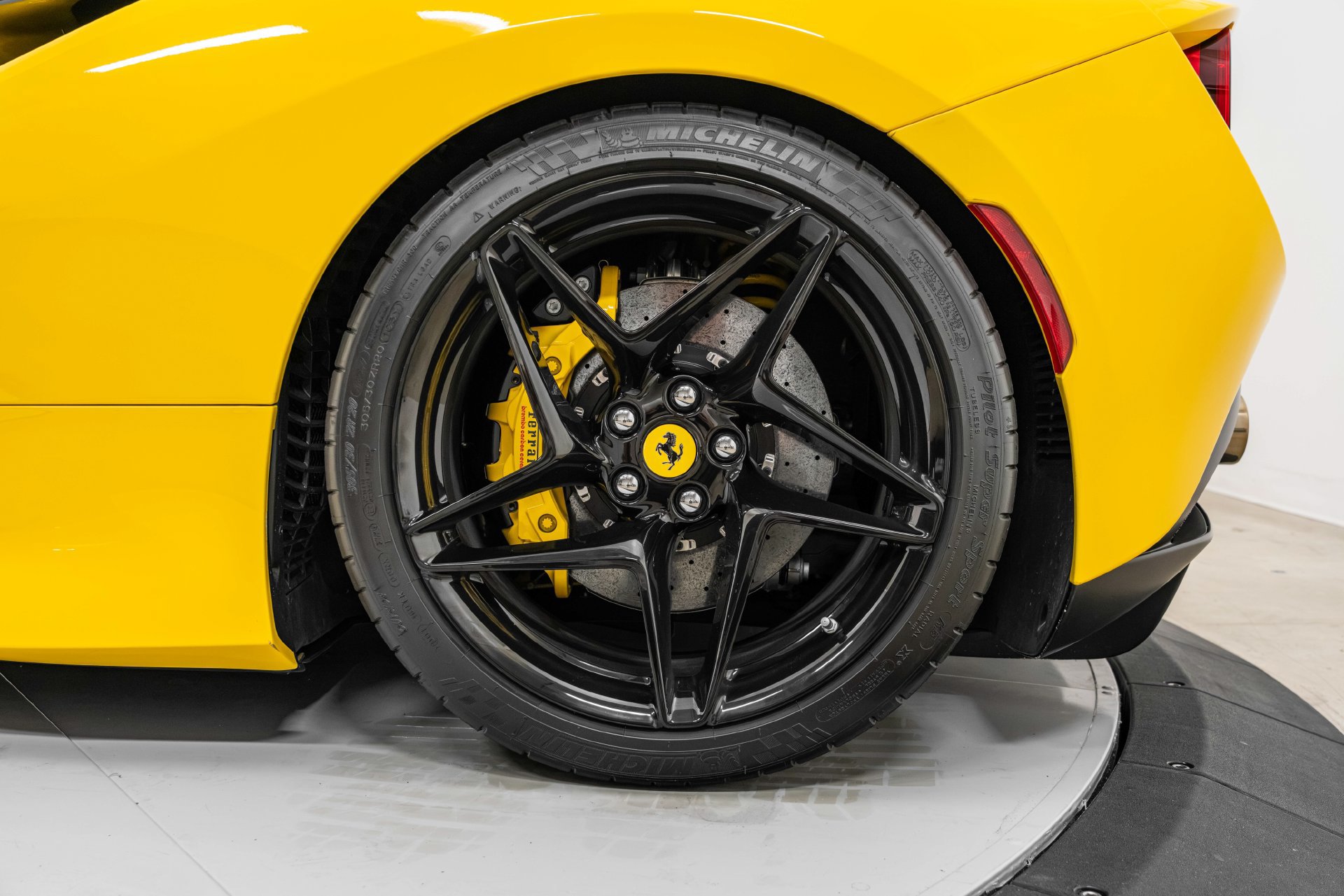 Certified 2021 Ferrari F8 Tributo RWD image 15