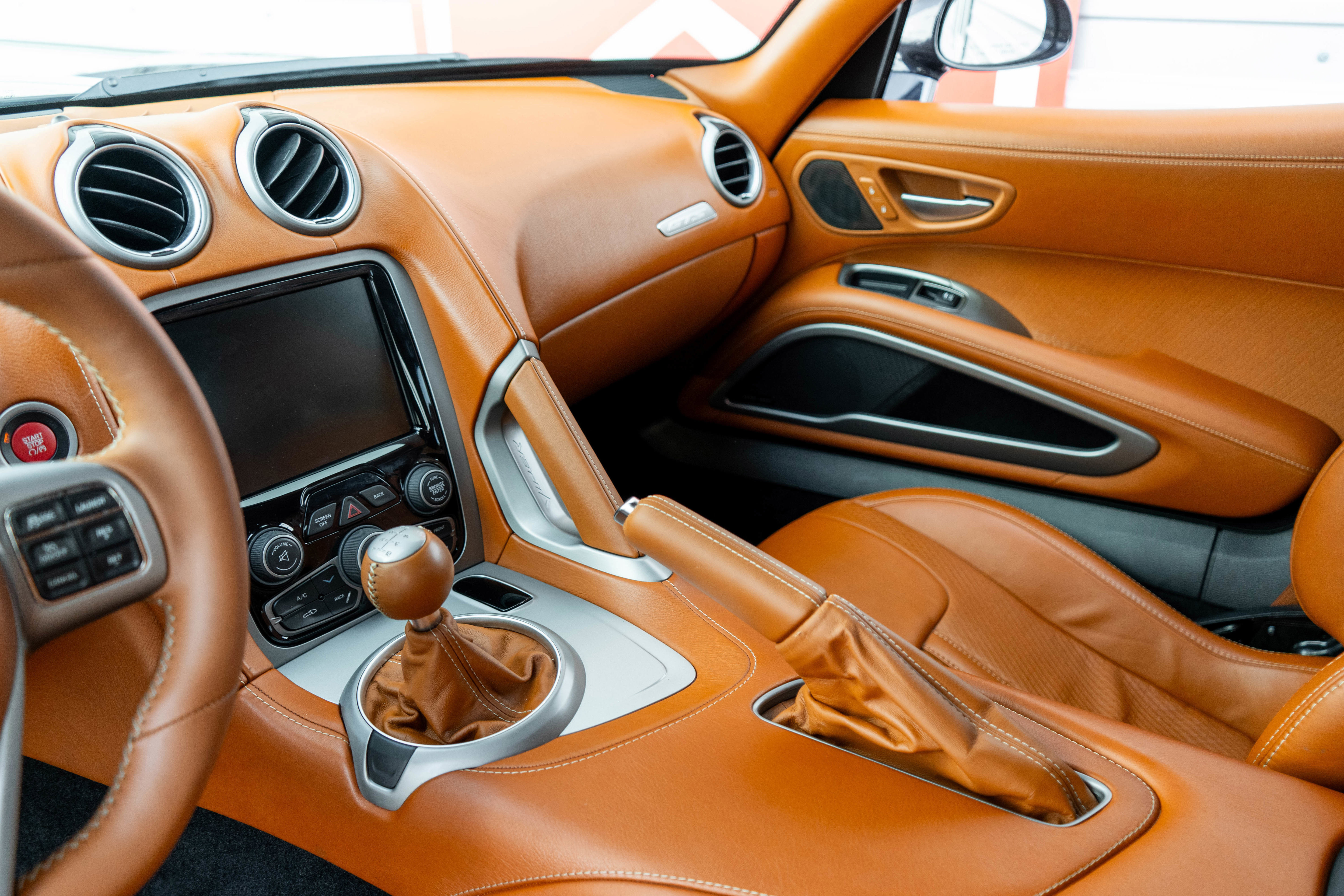 Used 2013 SRT Viper GTS w/ GTS Laguna Interior Pkg RWD image 15