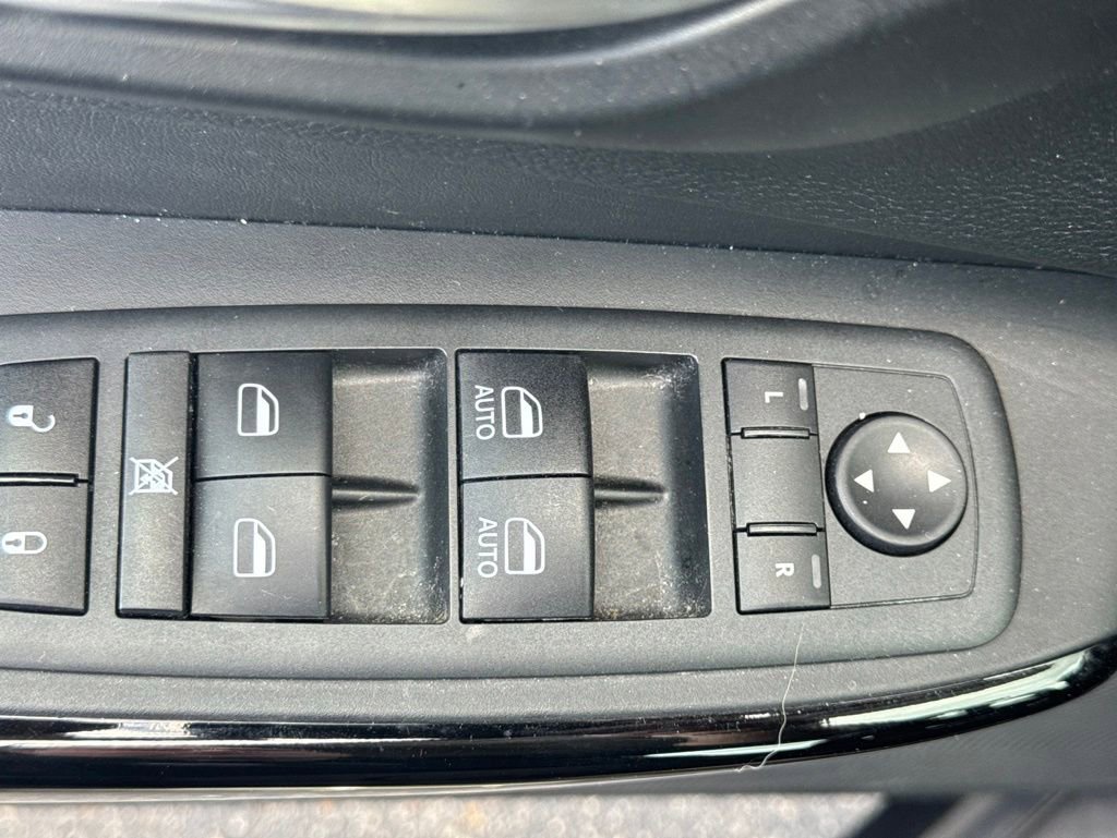 Used 2020 Jeep Cherokee Latitude Plus AWD/4WD image 13