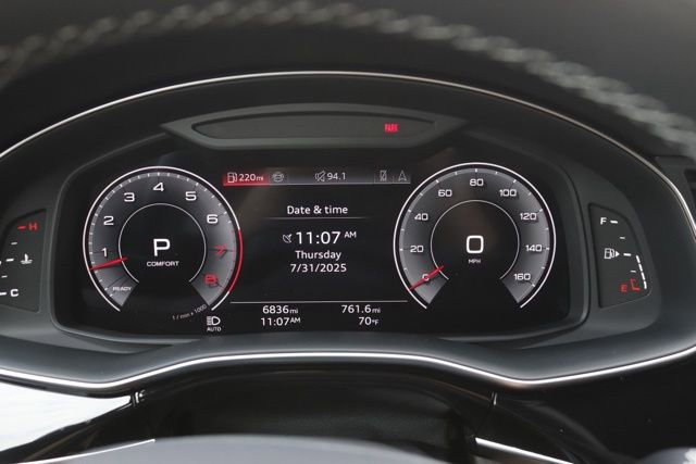 Used 2024 Audi Q8 Premium image 31