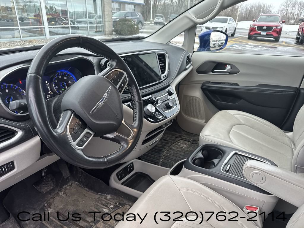 Used 2021 Chrysler Pacifica Touring-L FWD image 2