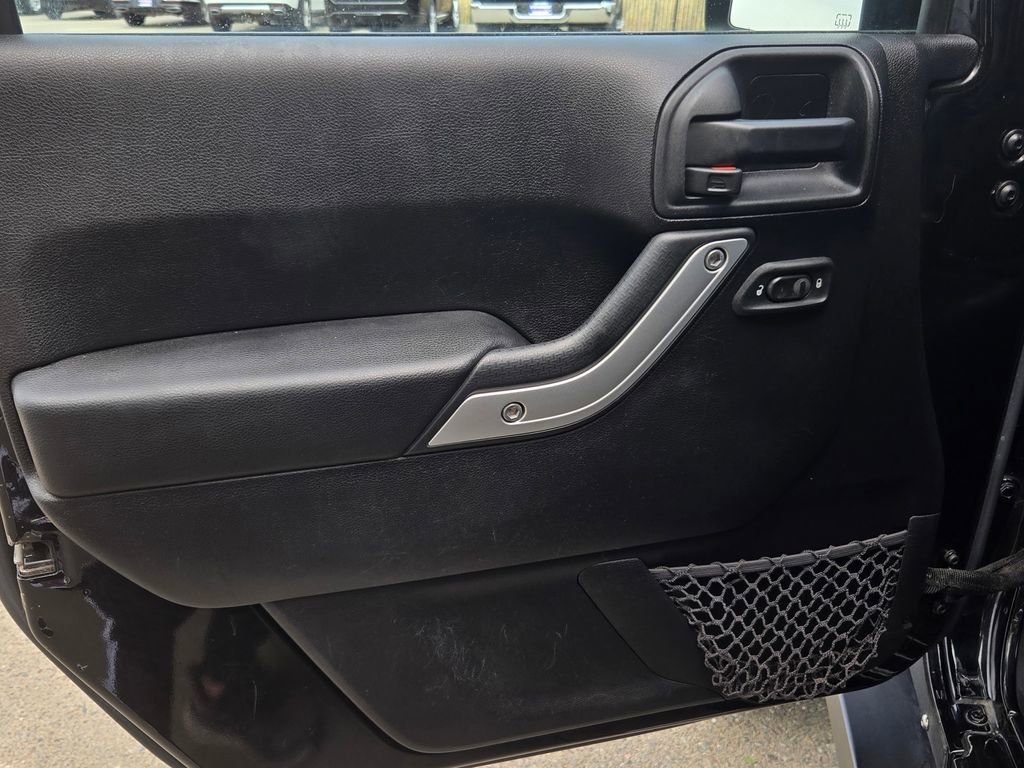 Used 2016 Jeep Wrangler Unlimited Rubicon w/ Connectivity Group image 12
