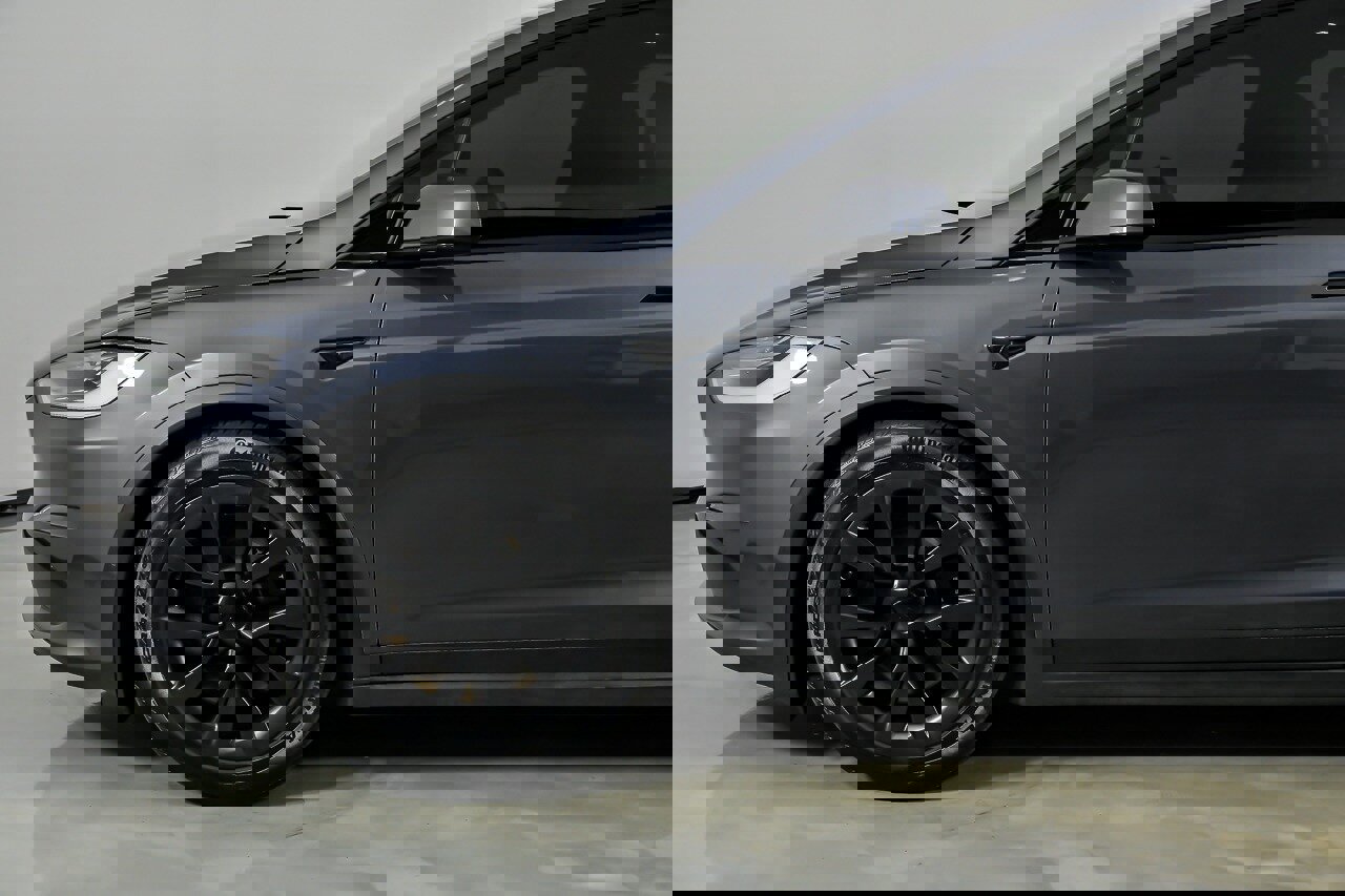 Used 2022 Tesla Model X Plaid image 6