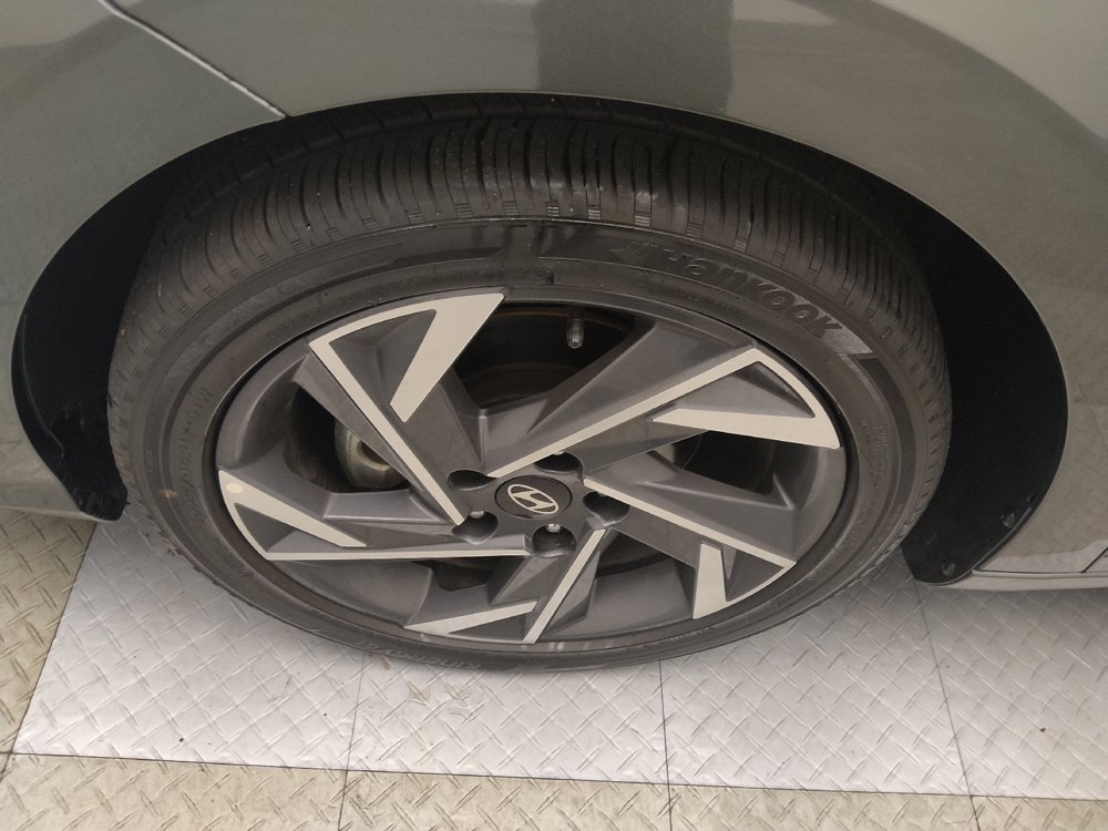 Used 2025 Hyundai Elantra SEL FWD image 31