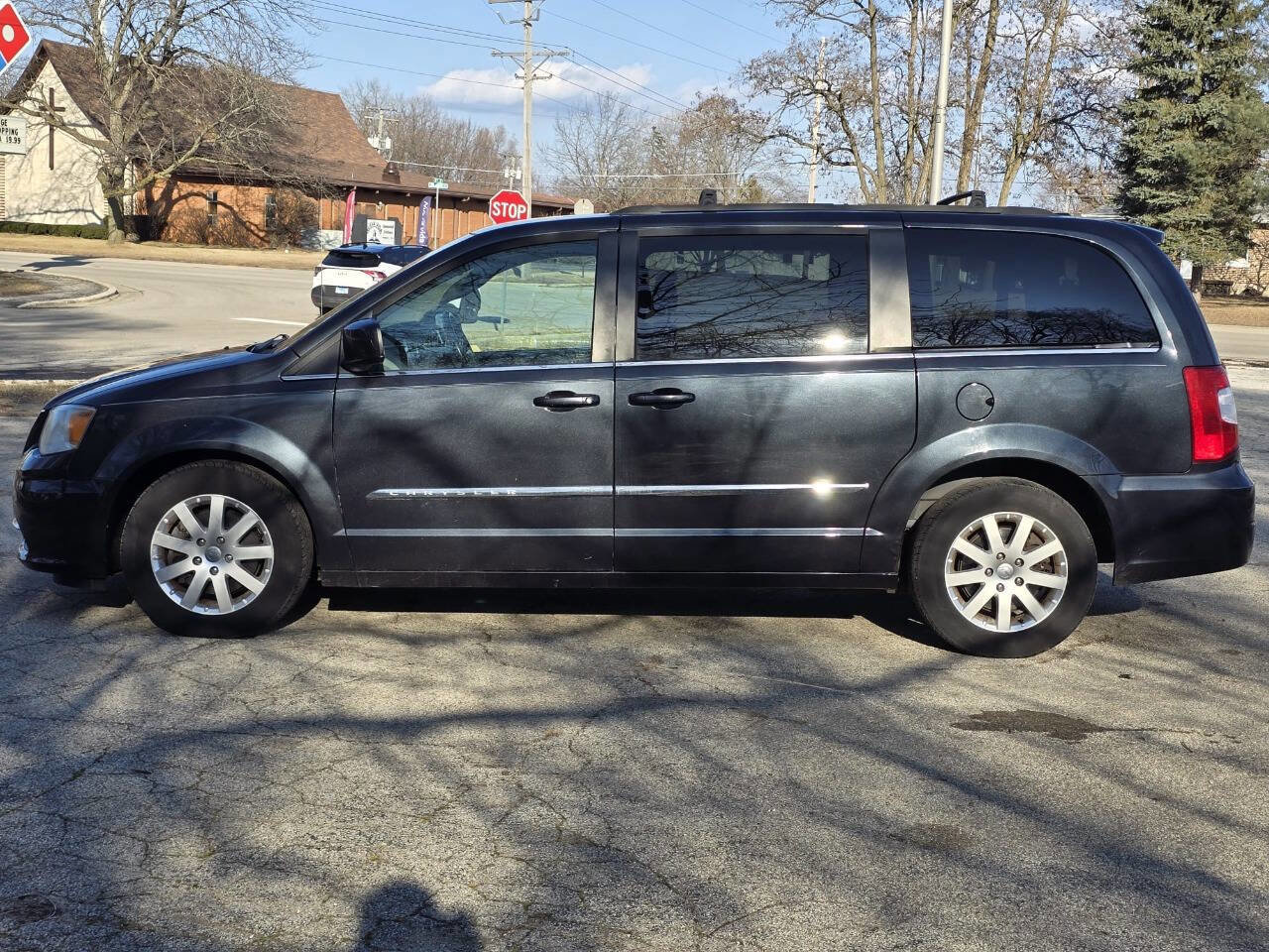 Used 2014 Chrysler Town & Country Touring FWD image 4