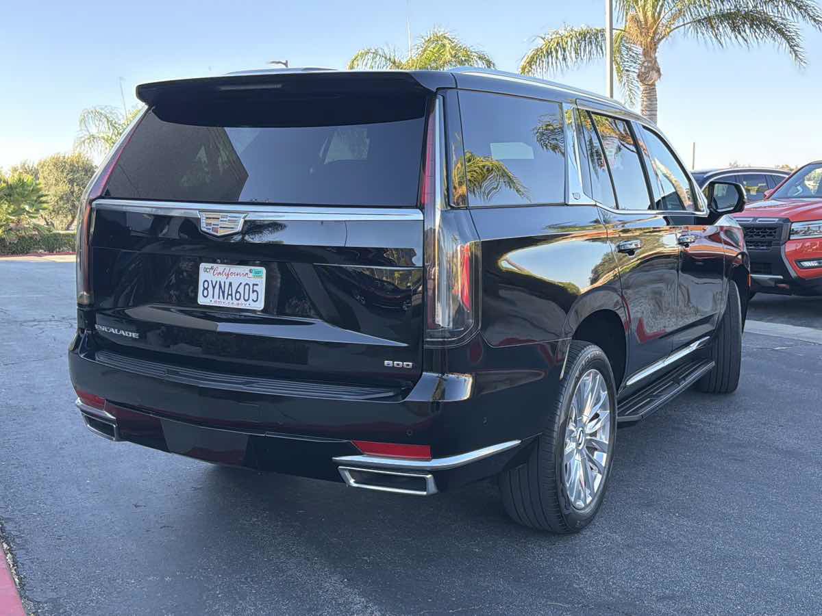 Used 2021 Cadillac Escalade Premium Luxury RWD image 3
