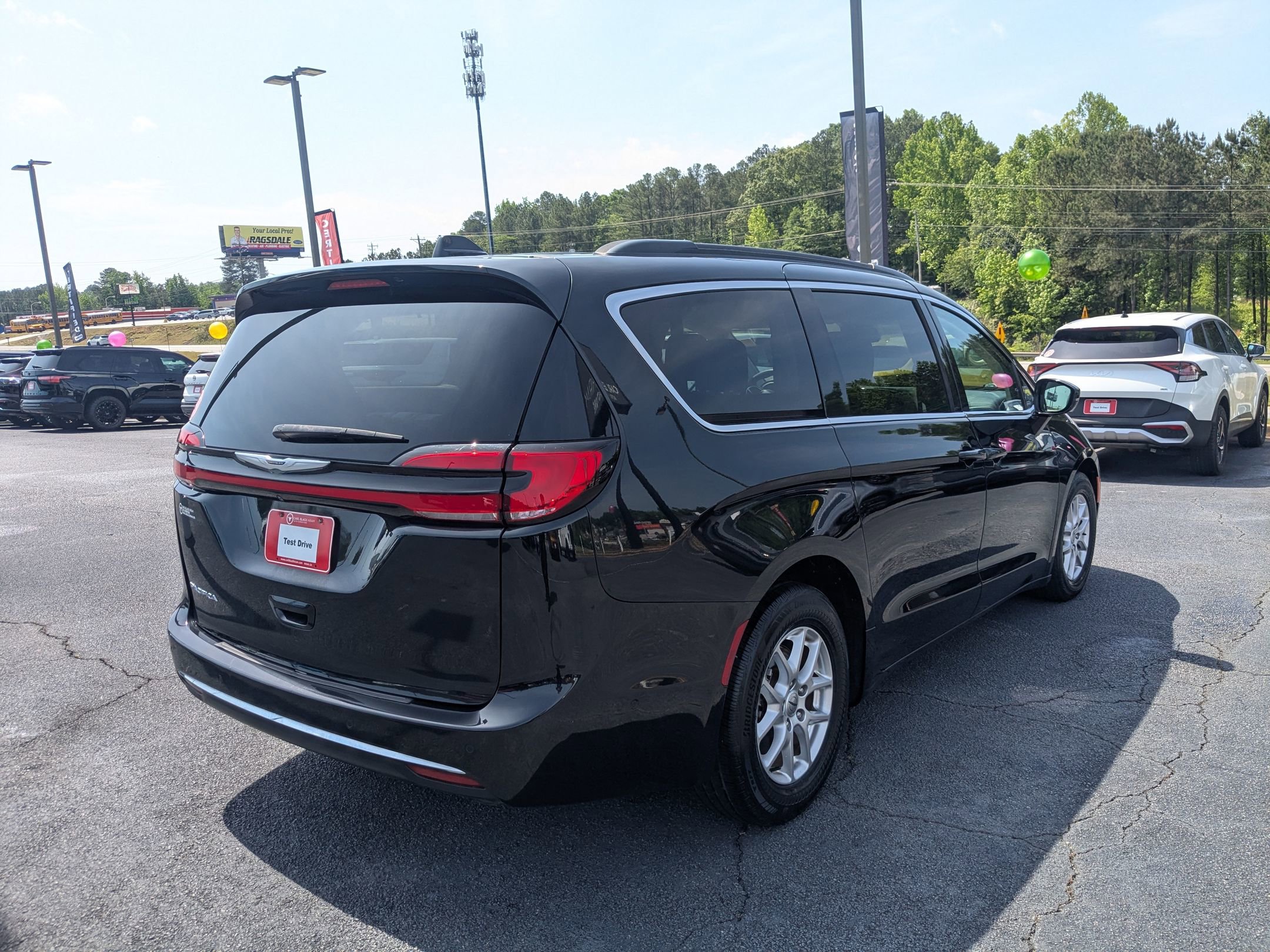 Used 2022 Chrysler Pacifica Touring-L w/ Uconnect Theater Family Group FWD image 5