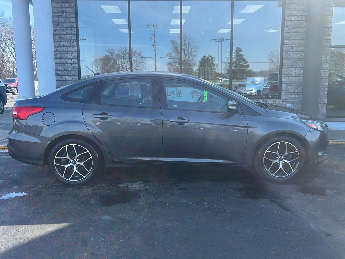 Used 2018 Ford Focus SEL w/ Cold Weather Package image 3