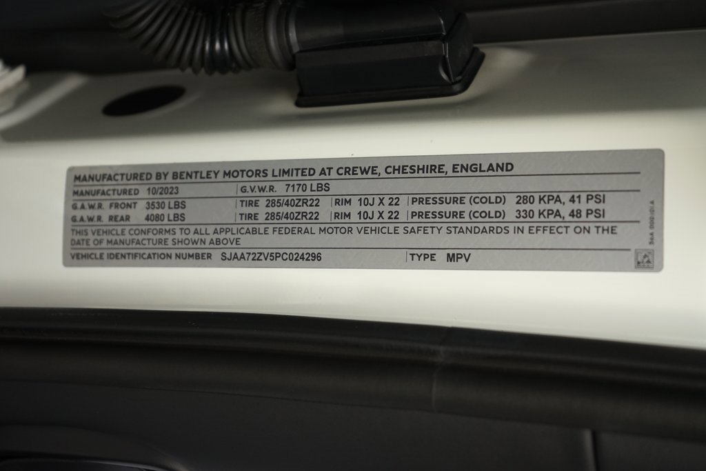 Used 2023 Bentley Bentayga Plug-In Hybrid image 35