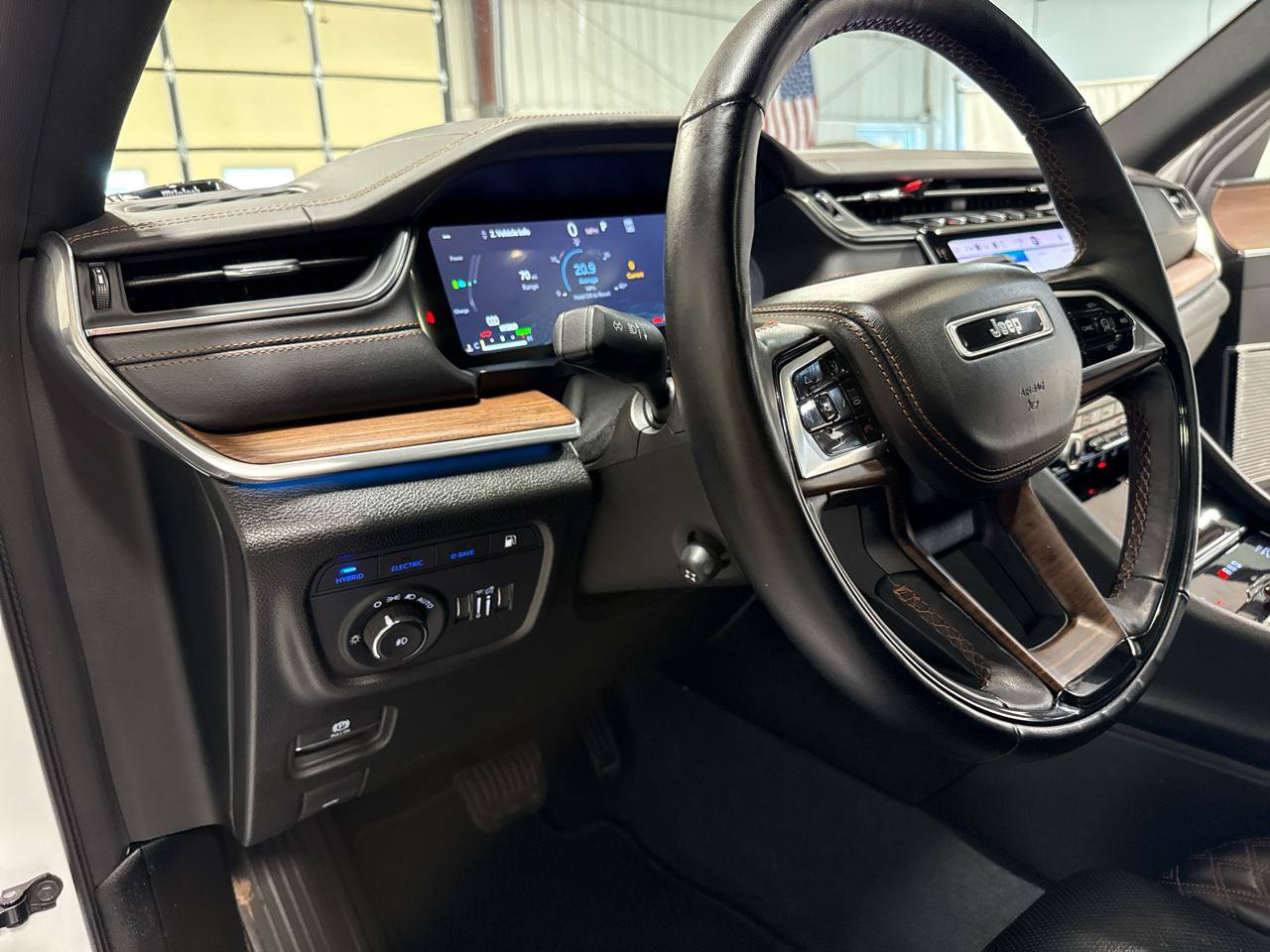 Used 2023 Jeep Grand Cherokee Summit w/ Luxury Tech Group V AWD/4WD image 9