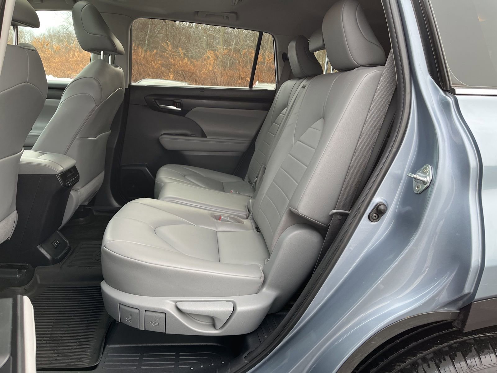 Used 2020 Toyota Highlander XLE AWD/4WD image 12