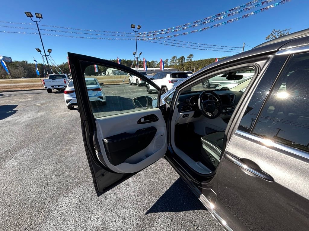 Used 2022 Chrysler Pacifica Limited w/ Uconnect Theater Family Group image 30