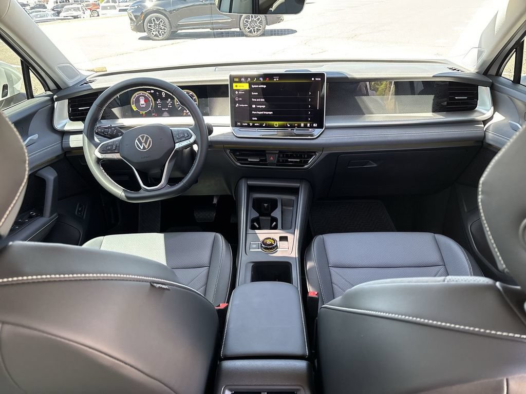 Used 2025 Volkswagen Tiguan SE AWD/4WD image 23
