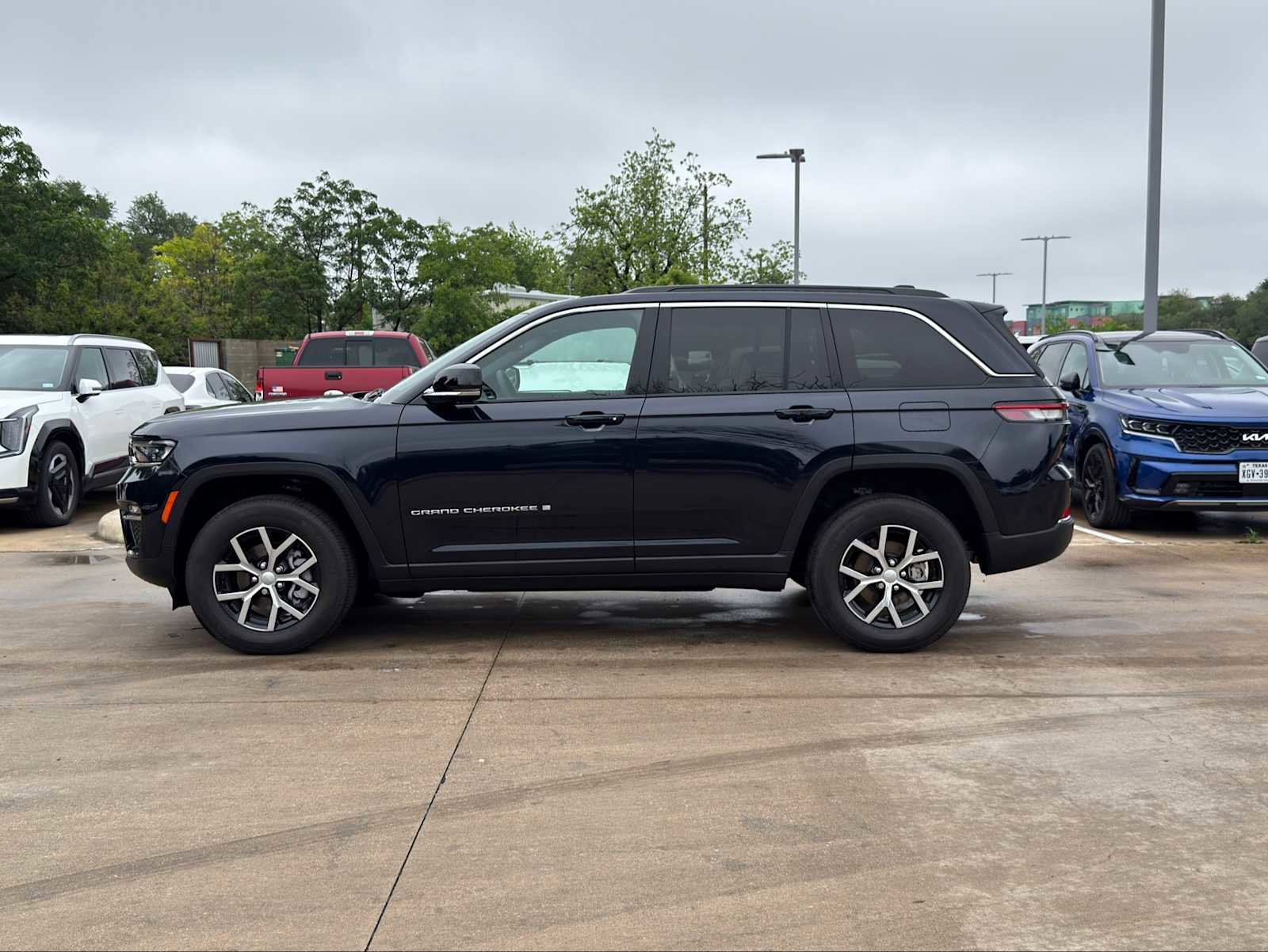 Used 2024 Jeep Grand Cherokee Limited AWD/4WD image 4