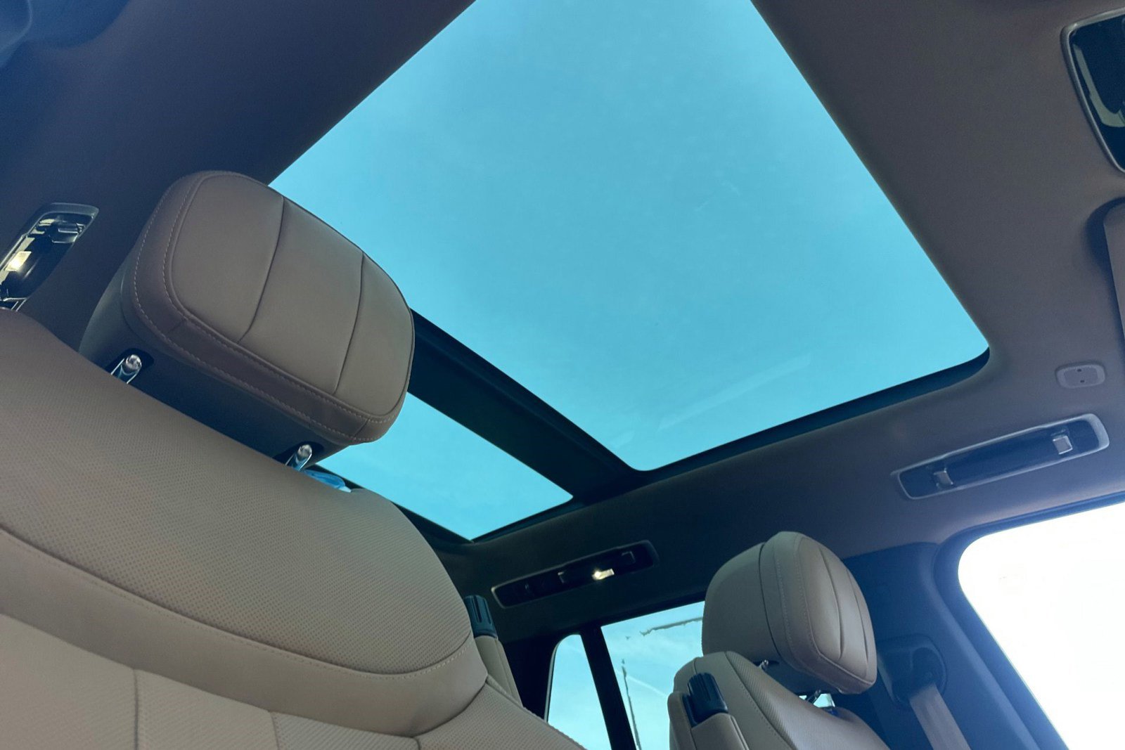 New 2026 Land Rover Range Rover SE image 22