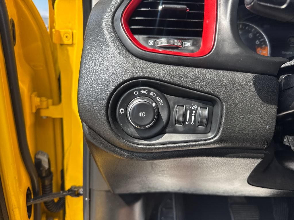 Used 2016 Jeep Renegade Trailhawk w/ Cold Weather Group AWD/4WD image 39