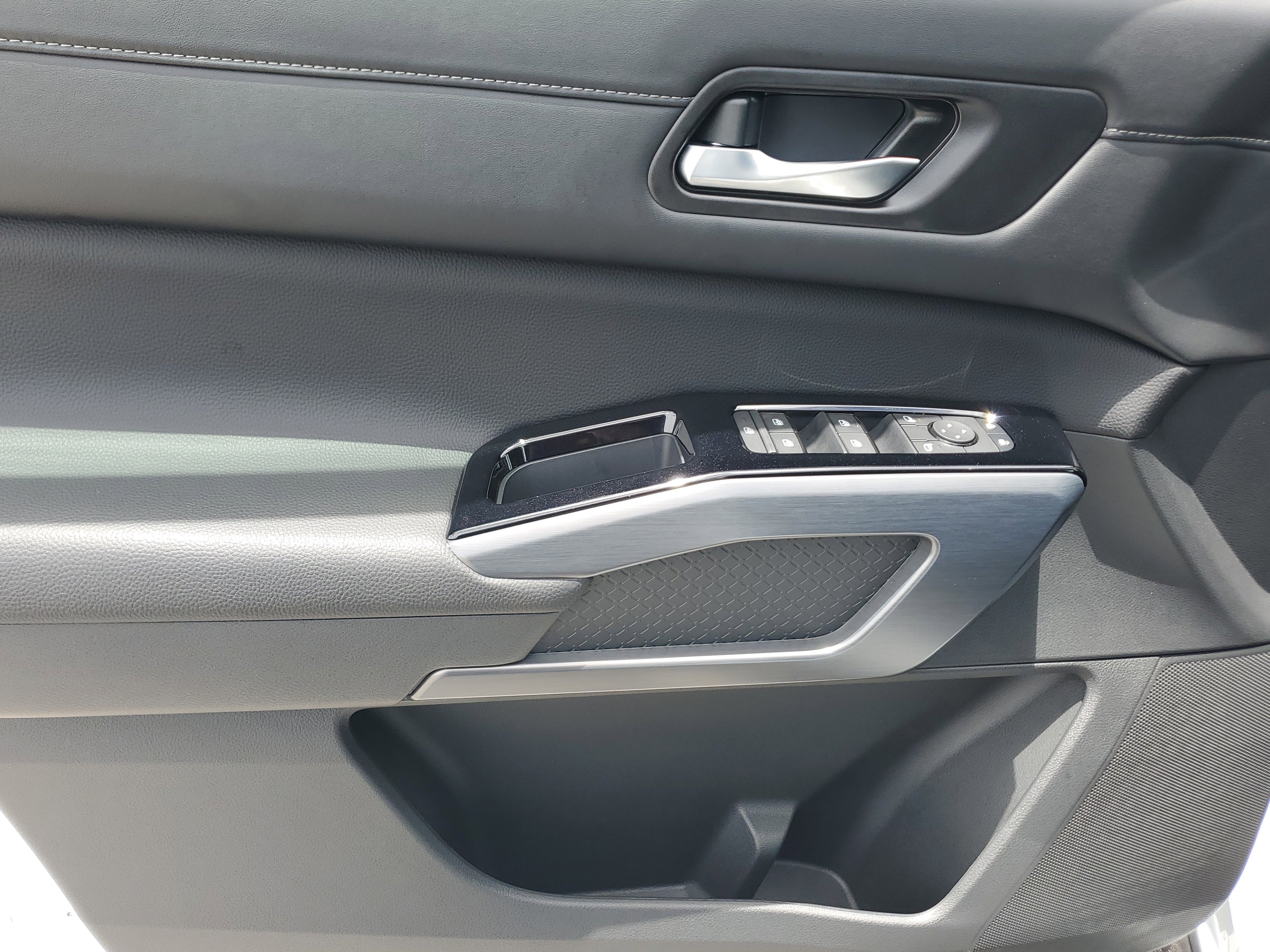 Certified 2025 Nissan Pathfinder SL image 29