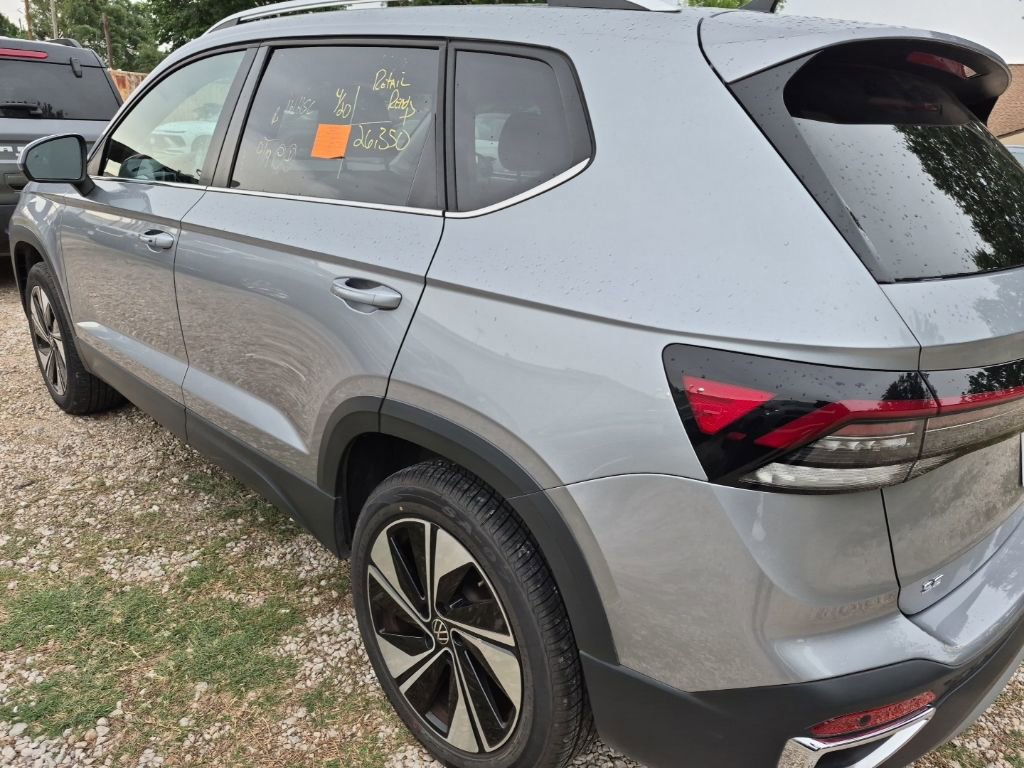 Used 2025 Volkswagen Taos SE AWD/4WD image 2