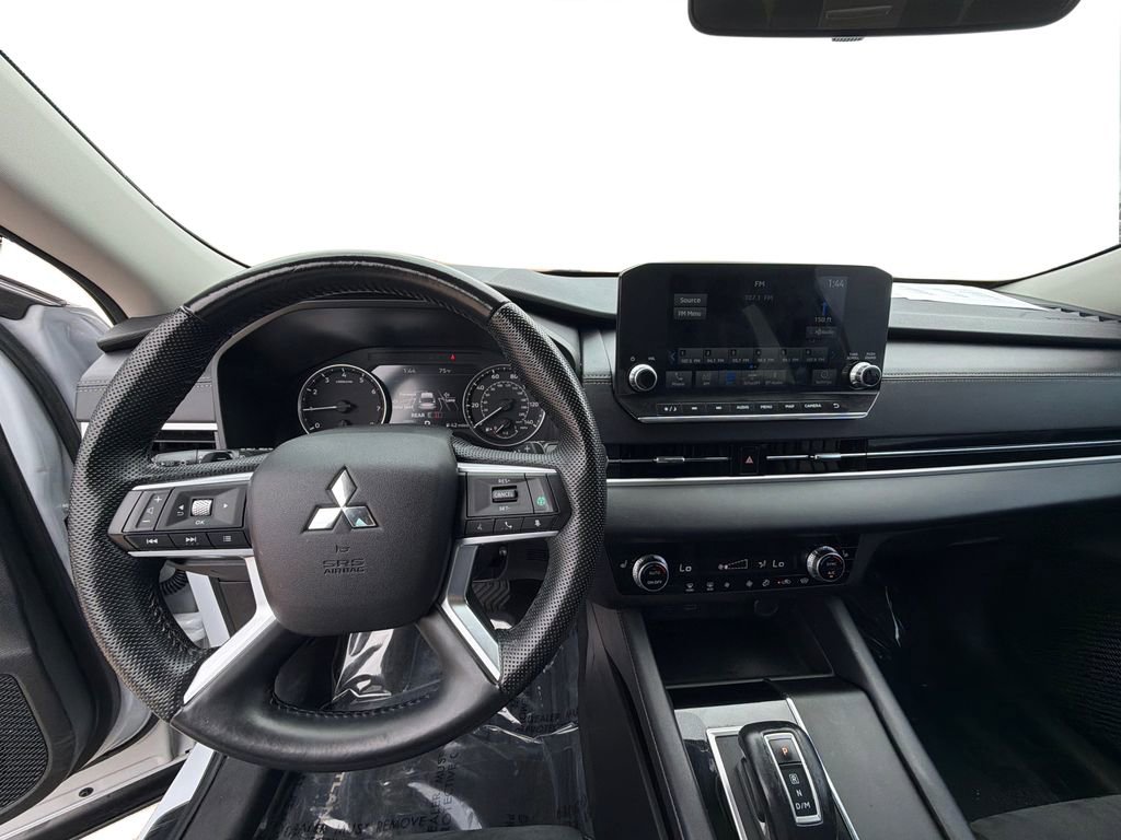 Used 2023 Mitsubishi Outlander SE image 21