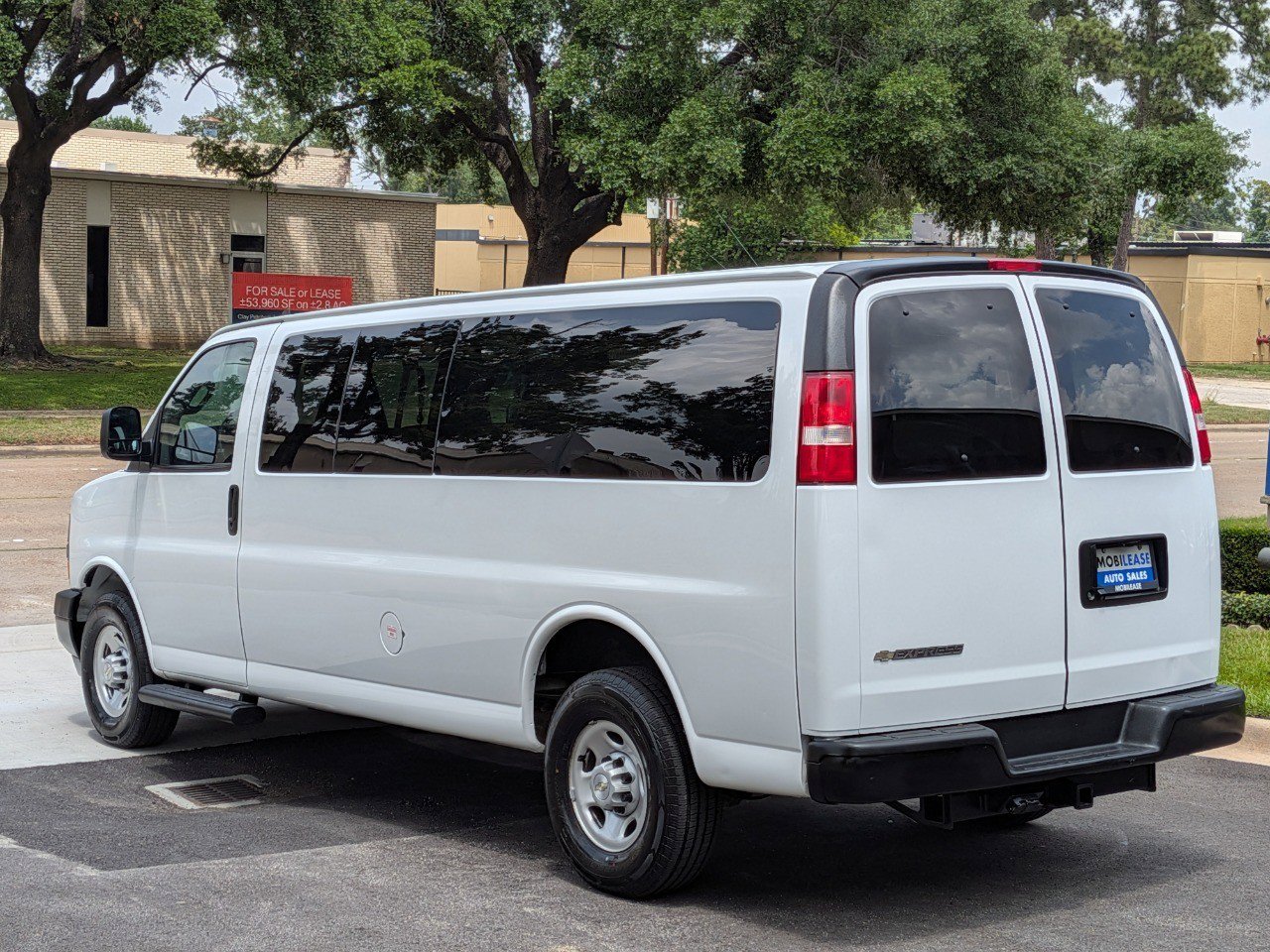 Used 2023 Chevrolet Express 3500 LS RWD image 7