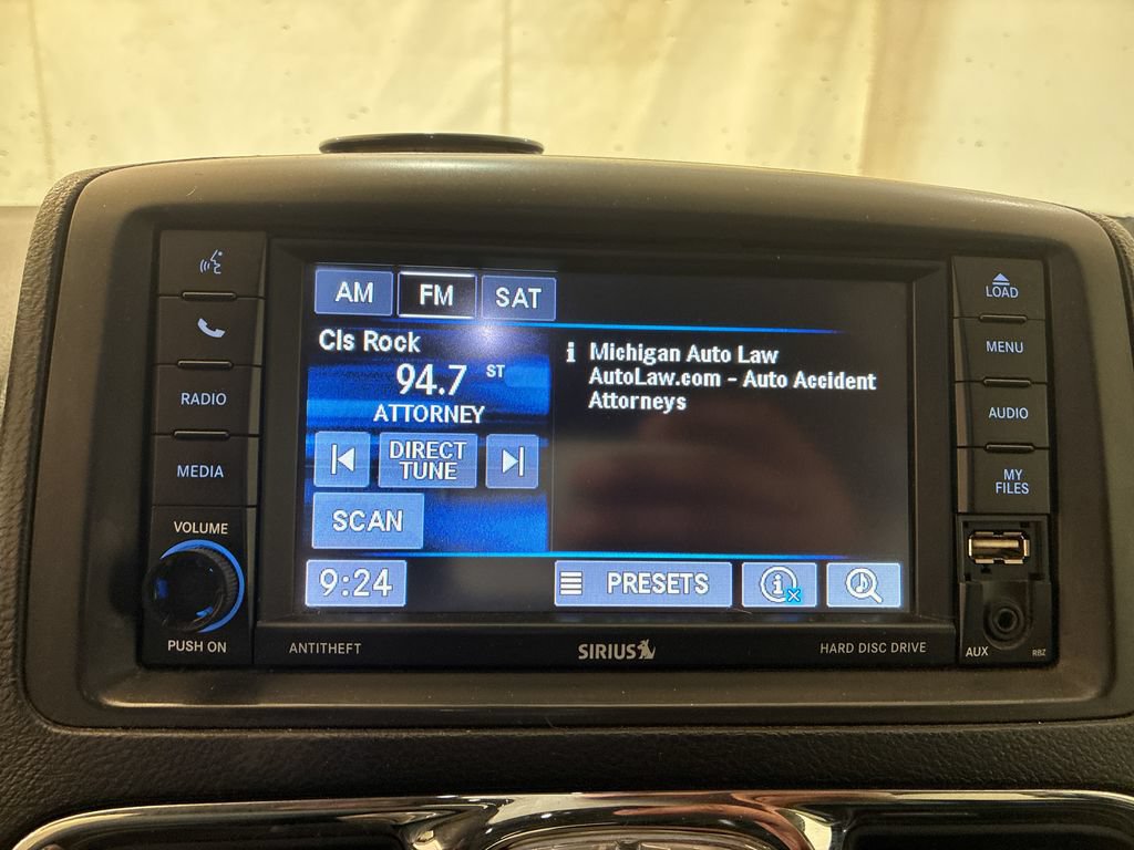Used 2014 Chrysler Town & Country Touring FWD image 15